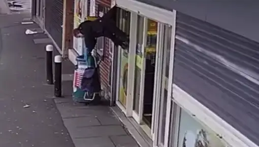 Una anciana se vuelve viral tras quedarse colgando en el aire por culpa de las persianas de una tienda