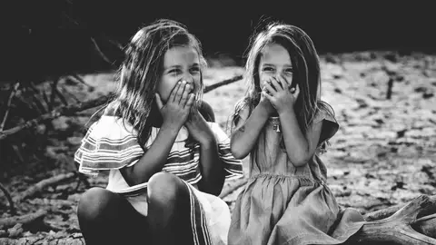 Niñas pequeñas riéndose Niñas pequeñas riéndose