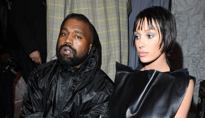 Kanye West y Bianca Censori en un desfile en 2024