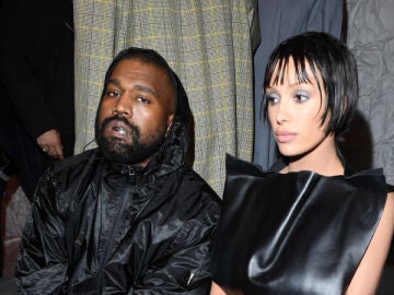 Kanye West y Bianca Censori en un desfile en 2024