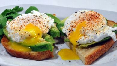 Muestra la tostada de aguacate que le traen a su amiga y las redes alucinan con el aspecto de sus ingredientes 