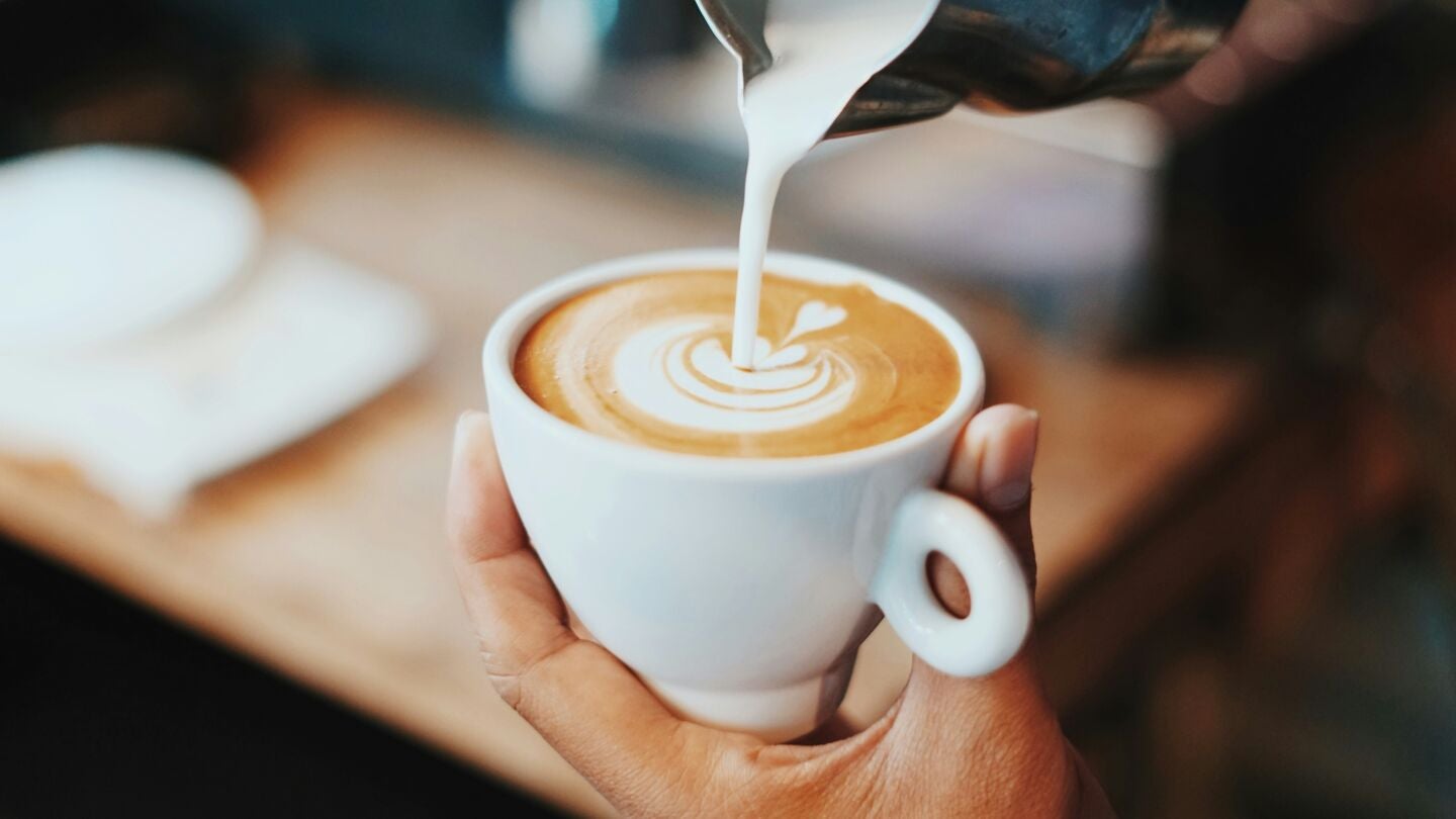 Tuit sanci&oacute;n camarero por no abonar caf&eacute;