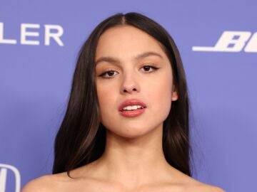 Olivia Rodrigo en la alfombra de Mujeres en la M&uacute;sica de Billboard