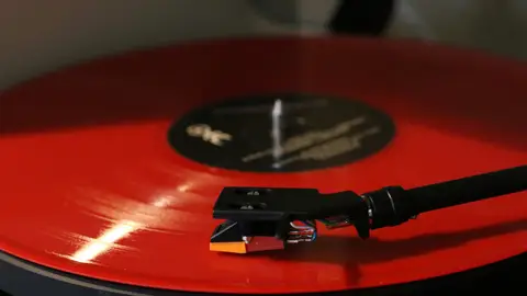 Vinilo rojo en un tocadiscos Vinilo rojo en un tocadiscos
