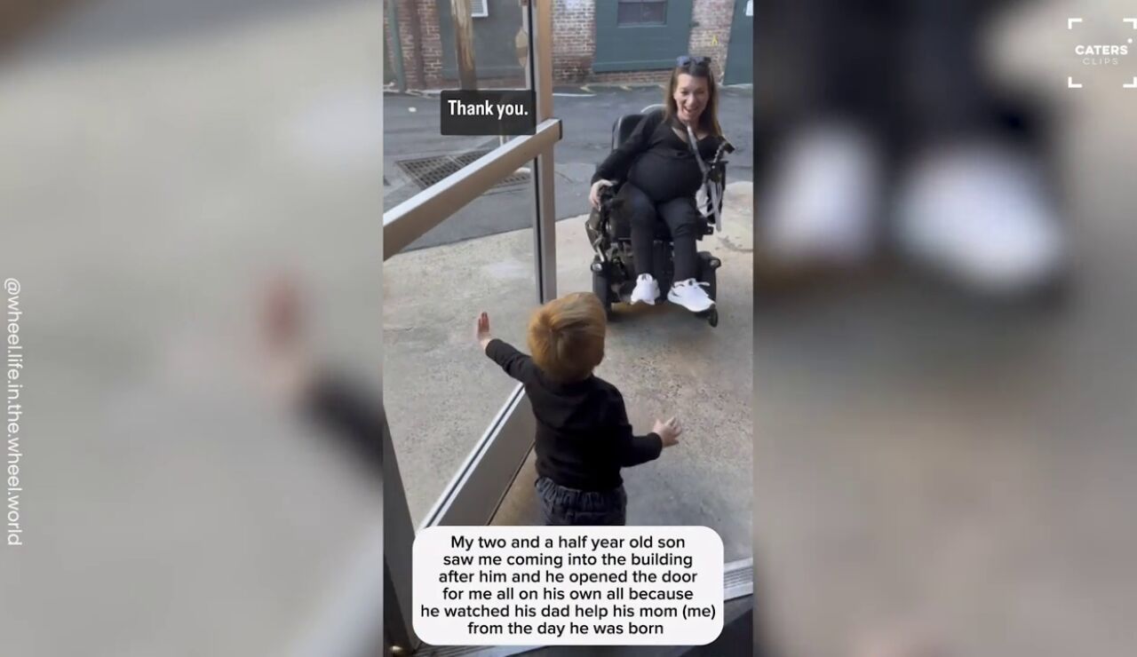 Un niño de tres años se vuelve viral por ayudar a su madre en silla de ruedas