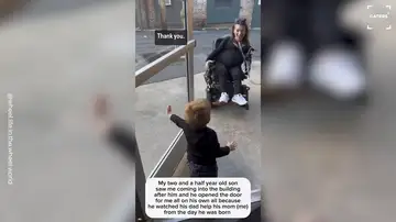 Un niño de tres años se vuelve viral por ayudar a su madre en silla de ruedas