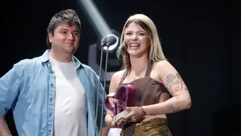 Alba Reche recibe el premio a la mejor grabación electrónica por "Diamante/La Mare" Alba Reche recibe el premio a la mejor grabación electrónica por "Diamante/La Mare"