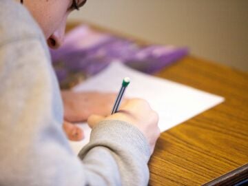 Imagen de archivo de un alumno en un examen