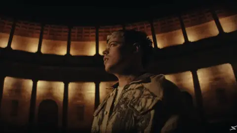 Saiko en el videoclip de Luna Saiko en el videoclip de Luna