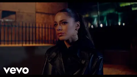 Tini en el videoclip de Carne y Hueso Tini en el videoclip de Carne y Hueso