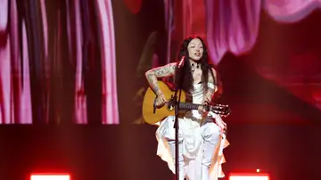 Mon Laferte durante su actuación en los Latin Grammy 2024