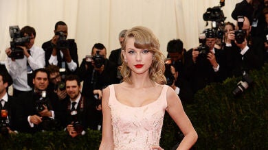 Taylor Swift bate el récord histórico de Adele del álbum más vendido en una semana y se desata una guerra entre sus fandoms