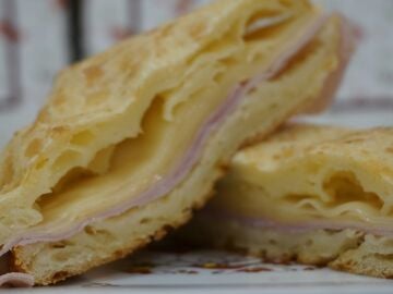 Sandwich de jam&oacute;n y queso