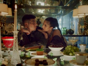 Duki y Emilia en el videoclip de Como Si No Importara