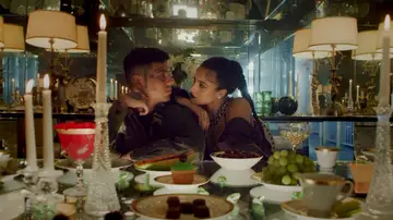 Duki y Emilia en el videoclip de Como Si No Importara