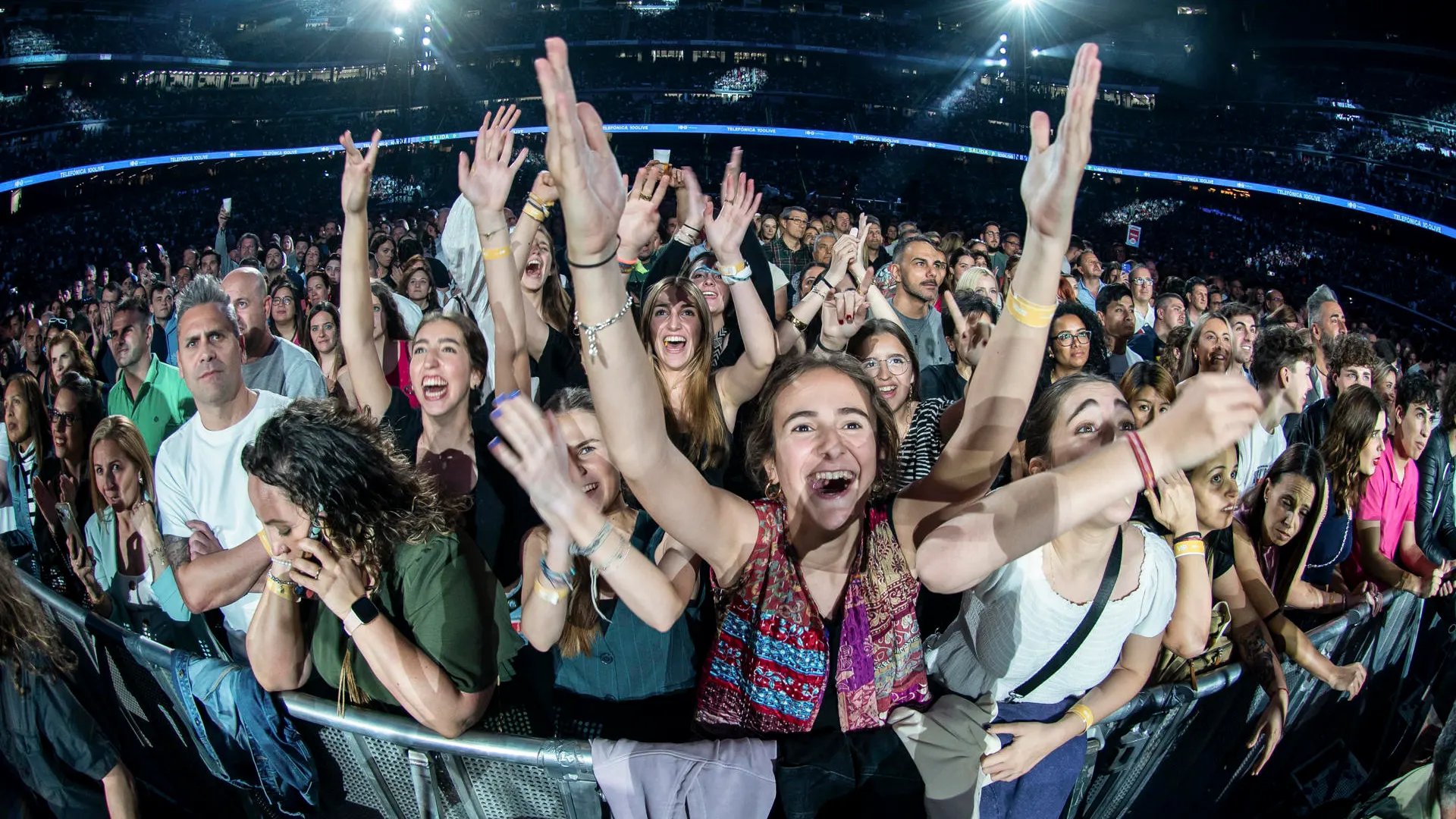 Asistentes al 'Concierto Telef&oacute;nica 100 Live' celebrado en el estadio Santiago Bernab&eacute;u