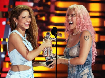 Shakira y Karol G en los MTV VIdeo Music Awards 2023
