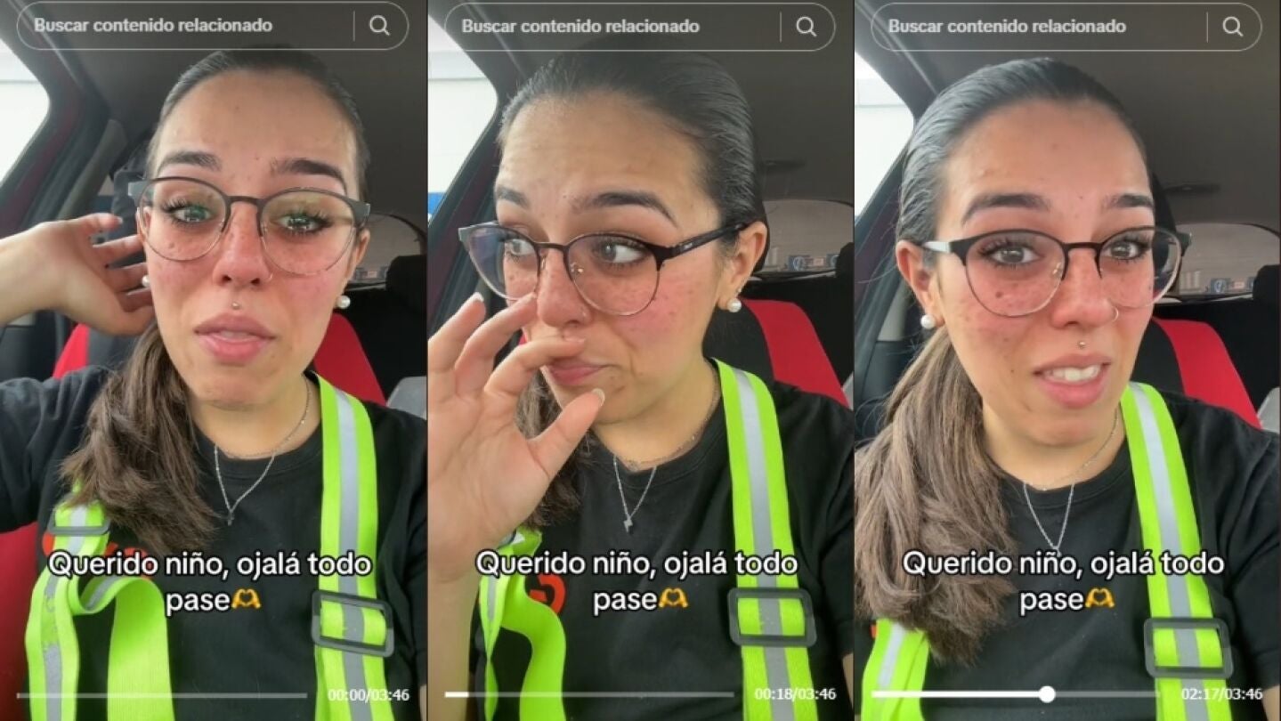 Le regala unos cromos a un ni&ntilde;o a la salida del supermercado
