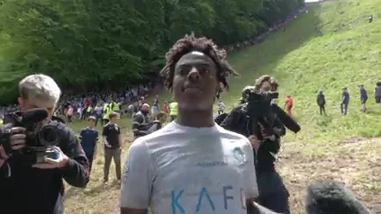 La &uacute;ltima locura de IShowSpeed: El popular youtuber se rompe la pierna en la carrera del queso rodante