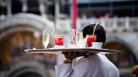 Camarero con bandeja Camarero con bandeja