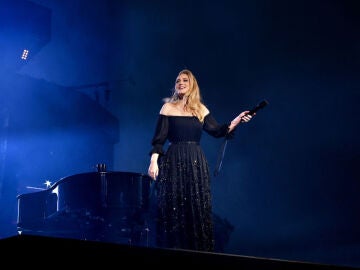 Adele durante un concierto en 2022