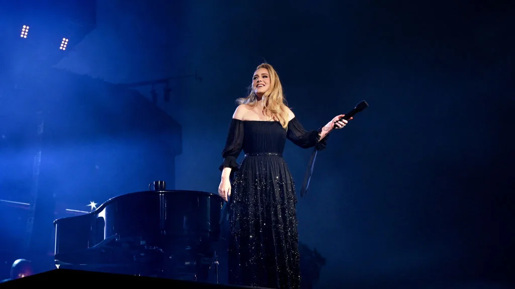 Adele durante un concierto en 2022