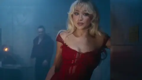 Imagen del videoclip de Please Please Please Imagen del videoclip de Please Please Please