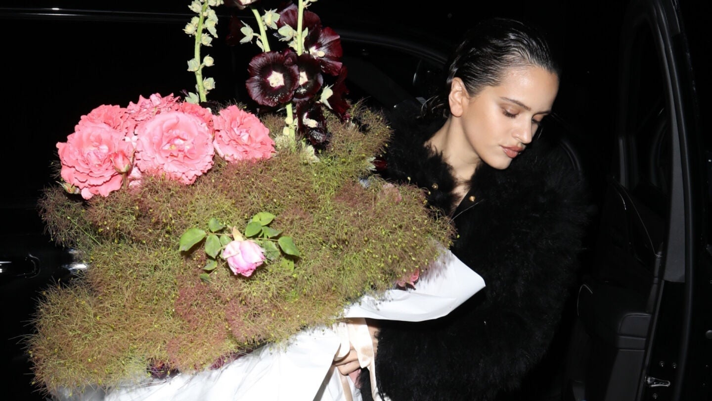 Rosal&iacute;a con un ramo de flores en Los &Aacute;ngeles