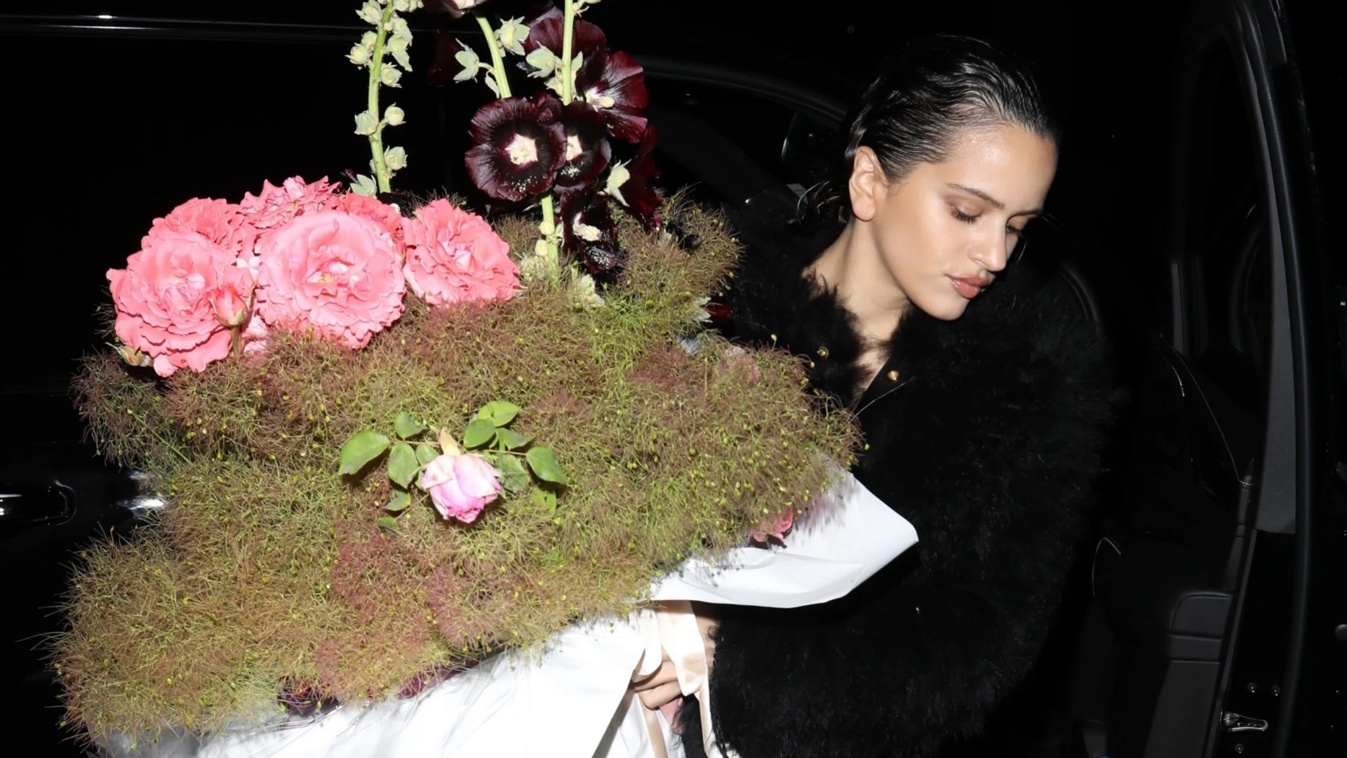 Rosal&iacute;a con un ramo de flores en Los &Aacute;ngeles