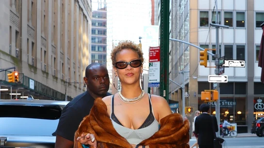 Rihanna con su pelo al natural Rihanna con su pelo al natural