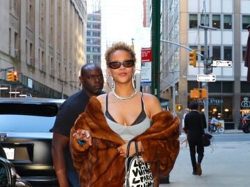 Rihanna con su pelo al natural