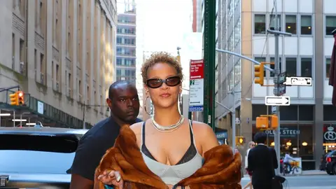 Rihanna con su pelo al natural Rihanna con su pelo al natural