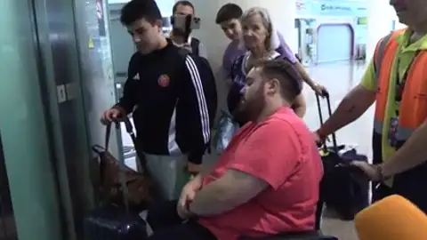 Las impactantes imágenes de la llegada de Ibai Llanos a Barcelona tras ganar la Kings World Cup: ¿Qué le ha pasado? Las impactantes imágenes de la llegada de Ibai Llanos a Barcelona tras ganar la Kings World Cup: ¿Qué le ha pasado?