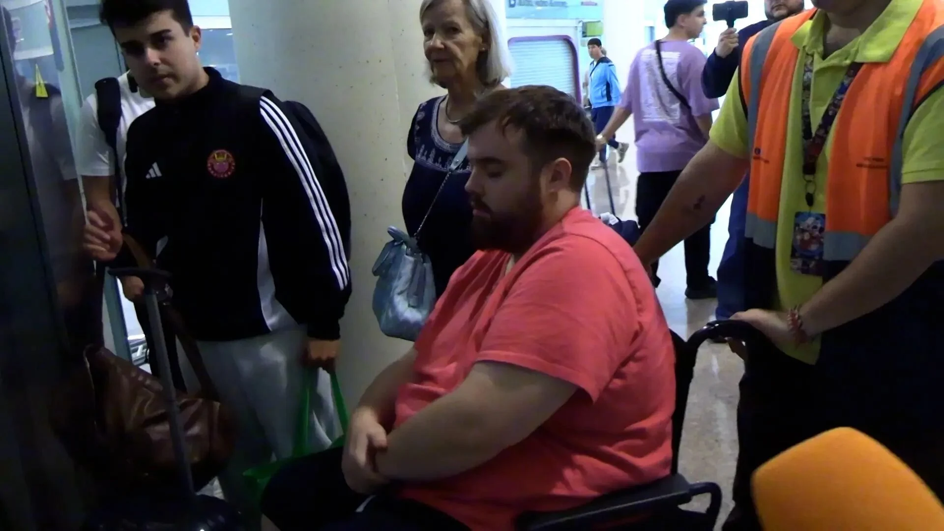 Im&aacute;genes de Ibai Llanos en el aeropuerto