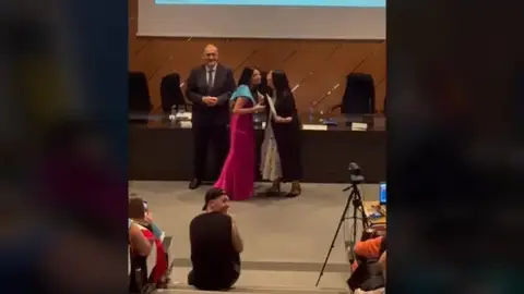 El grito de amor de un chico convirtió la ceremonia de graduación de su pareja en un fenómeno viral en TikTok El grito de amor de un chico convirtió la ceremonia de graduación de su pareja en un fenómeno viral en TikTok