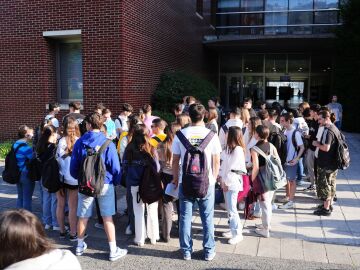 Estudiantes a su llegada al primer día de las pruebas de la EBAU, en la Universidad de Cantabria