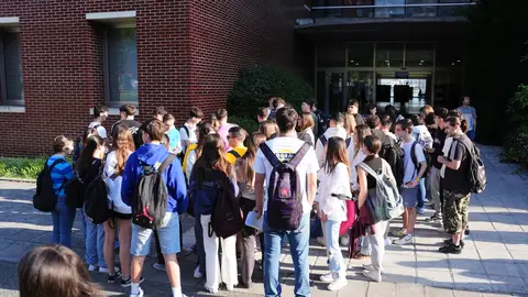 Estudiantes a su llegada al primer día de las pruebas de la EBAU, en la Universidad de Cantabria Estudiantes a su llegada al primer día de las pruebas de la EBAU, en la Universidad de Cantabria