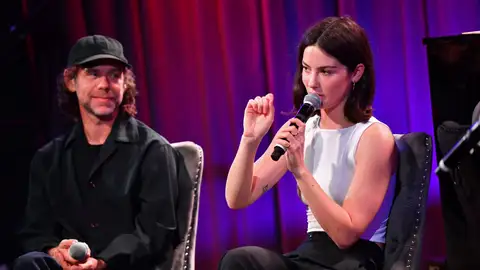 Gracie Abrams y Aaron Dessner en una entrevista en 2023 Gracie Abrams y Aaron Dessner en una entrevista en 2023