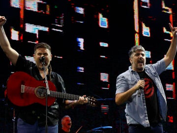 Los integrantes del dúo Estopa durante su concierto en el estadio Metropolitano de Madrid