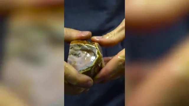 Abre una roca por la mitad y se lleva una sorpresa por lo que hay dentro