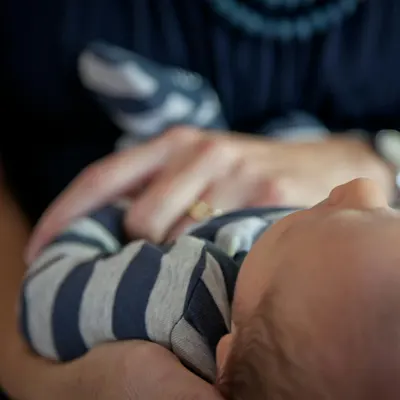 Bebé recién nacido en brazos