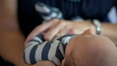 Bebé recién nacido en brazos Bebé recién nacido en brazos