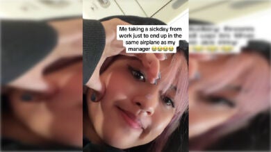 Una mujer se topa con su jefe en pleno vuelo tras fingir estar enferma y tener un día libre