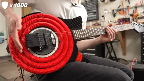 Tocar una guitarra con mil púas. Tocar una guitarra con mil púas.
