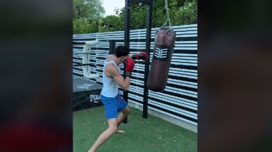 Plex caldea el ambiente y se burla de la forma de boxear de El Mariana días antes del combate