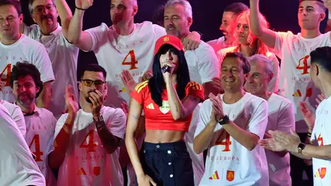 Aitana cantando en la celebración de la Eurocopa Aitana cantando en la celebración de la Eurocopa