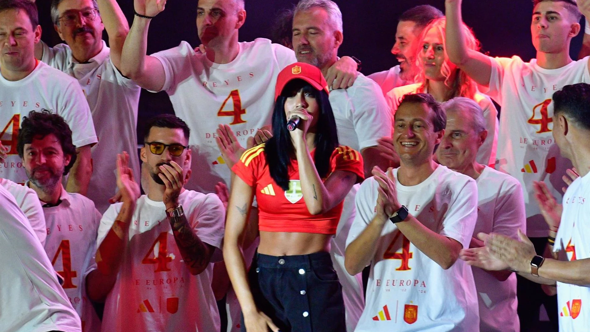 Aitana cantando en la celebraci&oacute;n de la Eurocopa