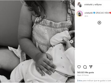 Foto de Instagram de @cristiurbi y @willyrex anunciando a su nueva hija
