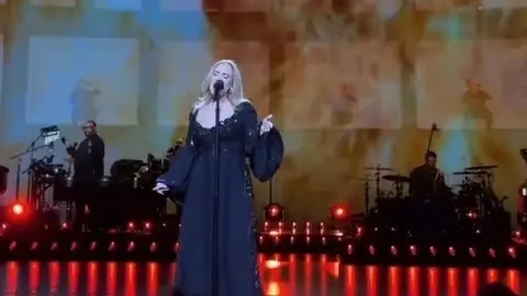 Adele durante su último concierto en Las Vegas Adele durante su último concierto en Las Vegas