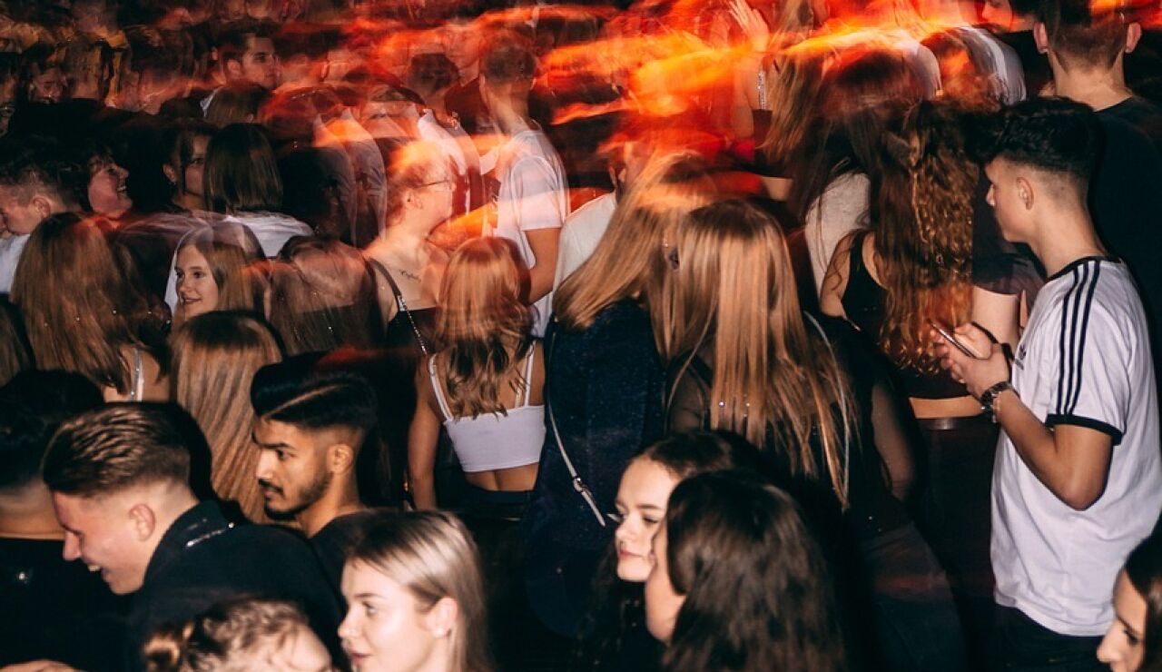 J&oacute;venes de fiesta.